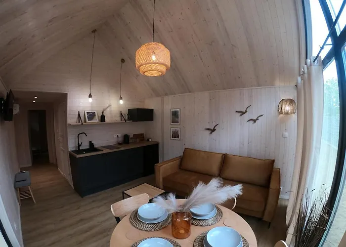 Morska Przystan Pilece - Jacuzzi Деревянный коттедж